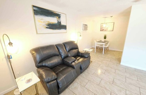Bearss Plaza House | 4k TV's, Soft Mattress, Remodeled, Moffitt, USF