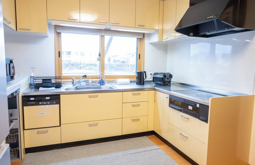 Asahikawa House | 4LDK, air conditioning in all bedrooms, maximum 17 people, easy access to Furano and Biei, 3 parking spaces, covered parking, jet bath and separate shower, 75" TV
