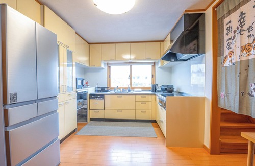 Asahikawa House | 4LDK, air conditioning in all bedrooms, maximum 17 people, easy access to Furano and Biei, 3 parking spaces, covered parking, jet bath and separate shower, 75" TV