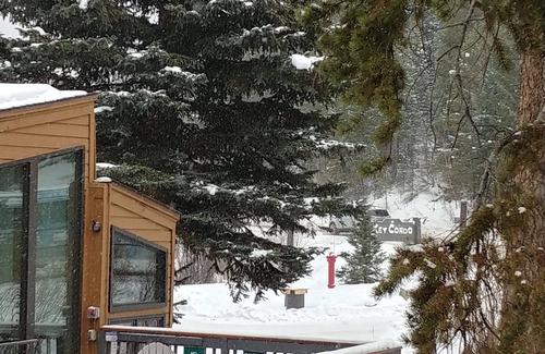 Mountain House Condo | 4Min WALK to Lift! Near Both Bases, Fireplace, Deck, Indoor Pool, Outdoor HotTub
