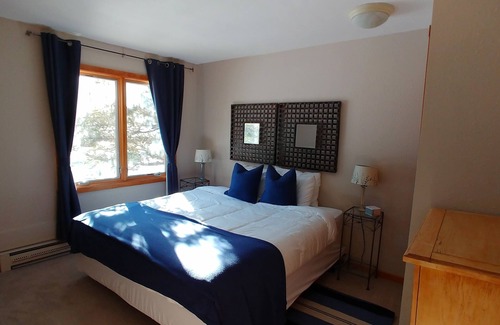 Mountain House Condo | 4Min WALK to Lift! Near Both Bases, Fireplace, Deck, Indoor Pool, Outdoor HotTub