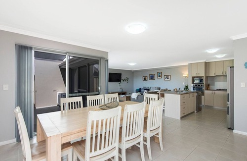 Geographe House | 4Shore with Wifi- 4 Shore with Wifi is the ideal getaway holiday property for anyone and everyone!