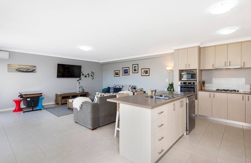 Geographe House | 4Shore with Wifi- 4 Shore with Wifi is the ideal getaway holiday property for anyone and everyone!