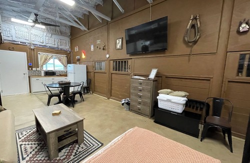 Riesel House | 4T Bunkhouse : comfortable private lodging for family fun.