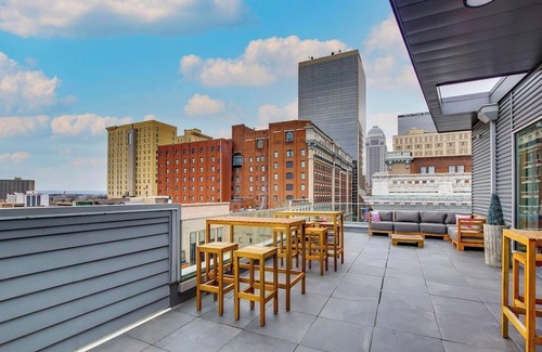 Downtown Louisville Apartment | 4th Street Suites - Splash King Bed Suite