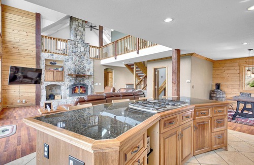 Idaho Springs House | 4WD Required | Exceptional Views | Pet Friendly | Off the Grid
