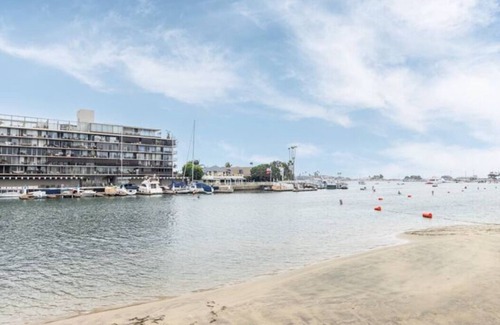 Belmont Shore House | 5-10 minute walk to the beach.