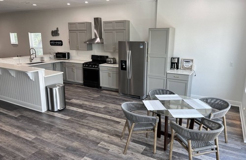 Cocoa Beach House | 5⭐ 6BD/4BA ~ Steps to Beach Shipping Container Pool w ~ Game Rm ~Summer Kitchen