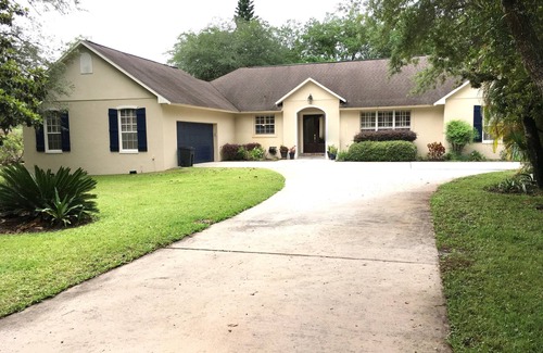Chuluota House | 5 Ac, Spacious 3/2 Lakefront Retreat, Private Pool/Spa/Dock, High Speed WiFi