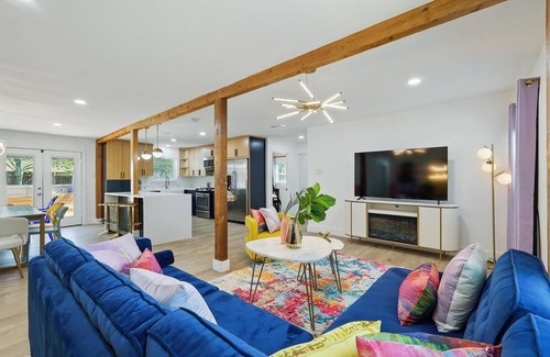 Park Central House | 5-BD/2-BA Cheerful Retreat | Pool, Patio, Firepit