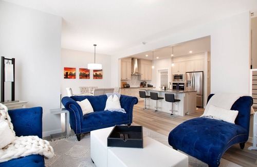 Northwest Calgary House | 5 Bd Luxury Family-Friendly Home
