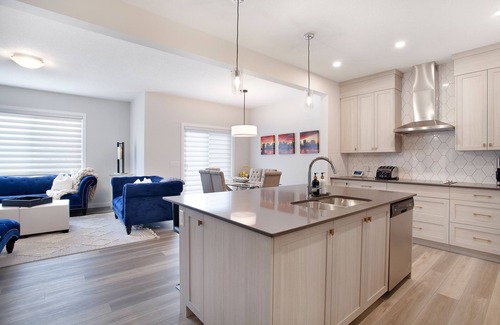 Northwest Calgary House | 5 Bd Luxury Family-Friendly Home