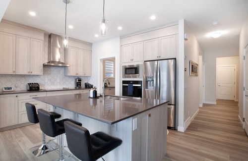 Northwest Calgary House | 5 Bd Luxury Family-Friendly Home