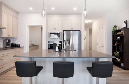 Northwest Calgary House | 5 Bd Luxury Family-Friendly Home
