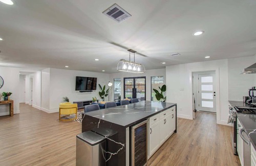 Houston House | 5-BD Modern Central Getaway w Hot Tub - Mins to DT