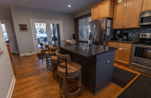 Lake Harmony House | 5 Bd Rm, private hot tub. Minutes to the slopes-JF and BB! Make great memories!