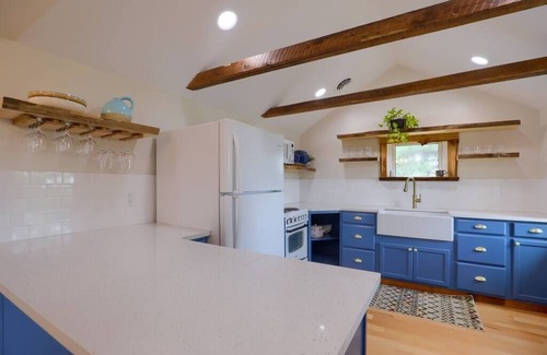 New Providence House | 5 bd w Hottub - mins to Hunting Hiking & Fishing