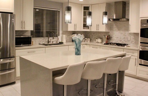 Spring Valley House | 5 bdr (1 king/7 doubles), 3 bath with a pool!!!