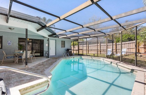 Palm Harbor House | 5 Bdr Palm Harbor home Pool, Screen Lanai