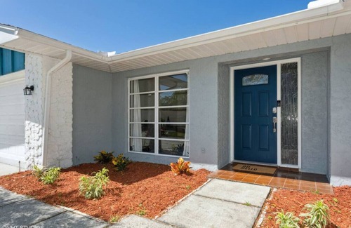 Palm Harbor House | 5 Bdr Palm Harbor home Pool, Screen Lanai