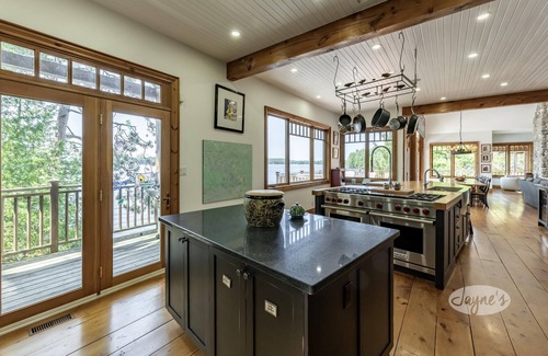 Bracebridge Cottage | 5 bdrm + 1 open in BH, 5 bath cottage! Lake Muskoka, Sunsets! Privacy! Sauna!