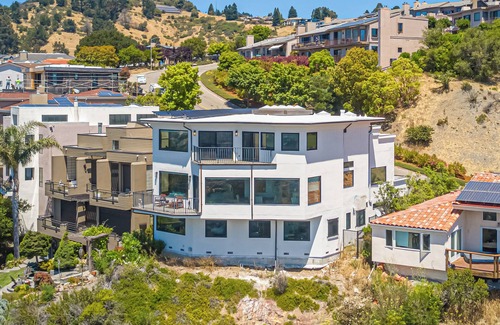 Claremont House | 5-bdrm home in Oakland Hills, with sweeping views of San Francisco and GG Bridge