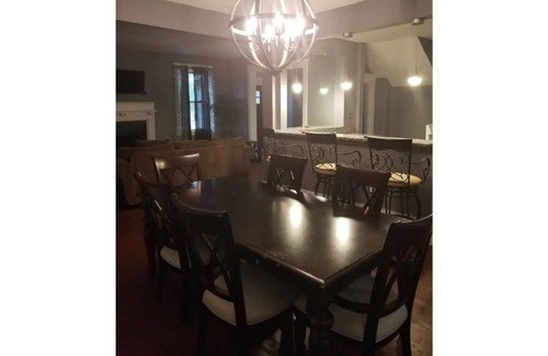 Mosby House | 5 Bdrm Modern Home 10 mins From Scott's Addition