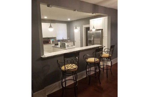 Mosby House | 5 Bdrm Modern Home 10 mins From Scott's Addition