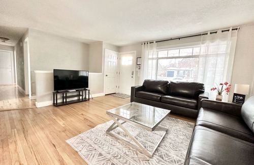 Columbine Valley House | 5-Bdrm-Remodeled-Modern-New-Appliances-Furniture