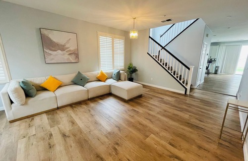 Fontana House | 5 bds large house,Near Airport Ontario Mills,free parking,pets friendly.