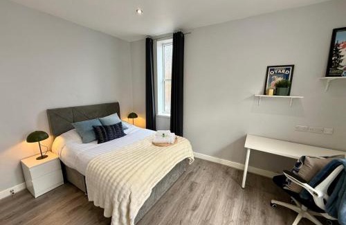 Stoke-on-Trent House | 5 Bed 2 Shower Home