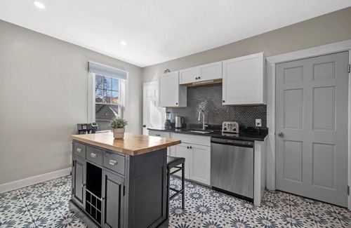 Roslindale House | 5 Bed 3 bath Boston Condo