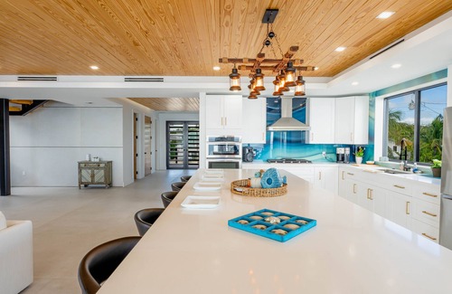 Monroe County House | 5 bed/4 bath Ocean side, right outside of Tavernier Creek Mile Marker 91