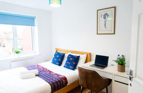 Chorlton-on-Medlock House | 5 bed 4 bath , Shops two min walk M13