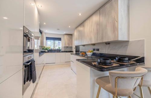 Datchet House | 5 Bed Home in Datchet with Garden & Parking