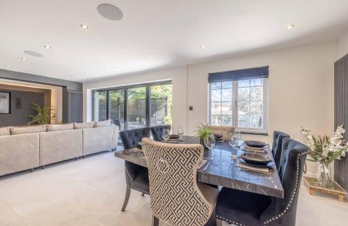 Datchet House | 5 Bed Home in Datchet with Garden & Parking