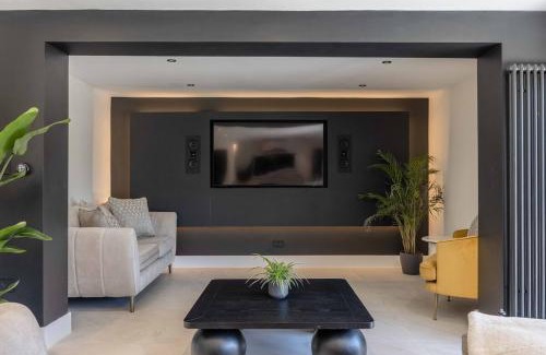 Datchet House | 5 Bed Home Near Windsor with Garden, Parking