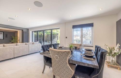 Datchet House | 5 Bed Home Near Windsor with Garden, Parking