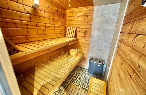 St Leonards House | 5 Bed House - Pool - Hot Tub - Sauna - Pool Table - Near New Forest and Beach - Sleeps 12