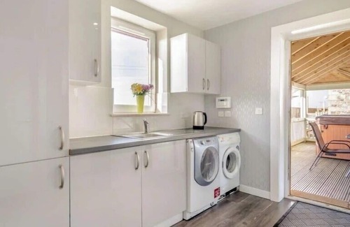 Heriot Cottage | 5 Bed House -Sleeps 10- Hot Tub - Garden - Parking