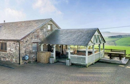 Heriot Cottage | 5 Bed House -Sleeps 10- Hot Tub - Garden - Parking