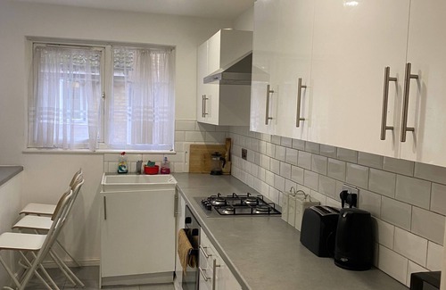 Kennington House | 5 Bed House - Sleeps 10 - Pets - Parking - Wifi