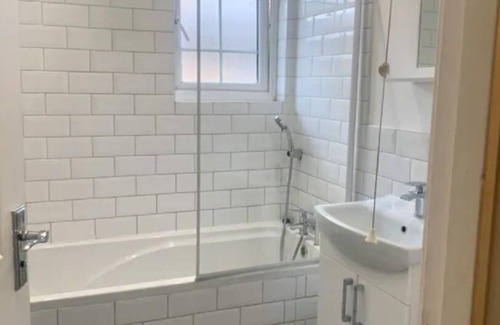 Kennington House | 5 Bed House - Sleeps 10 - Pets - Parking - Wifi