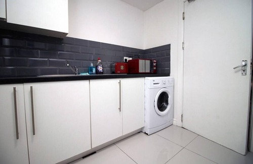 Castle Apartment | 5 Bed House - Sleeps 16 - Parking - Wifi