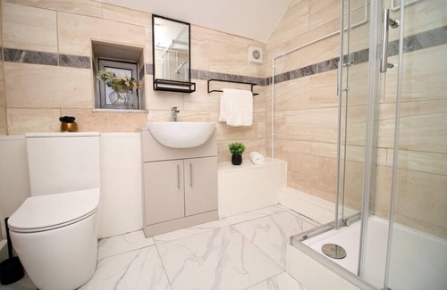 Castle Apartment | 5 Bed House - Sleeps 16 - Parking - Wifi