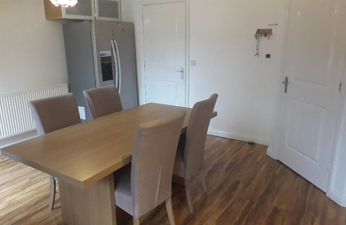 Wolverhampton House | 5 bed house with free secure parking in pleasant quiet location