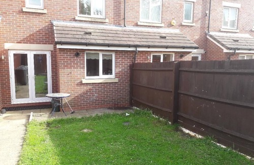 Wolverhampton House | 5 bed house with free secure parking in pleasant quiet location