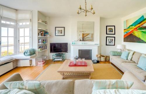 Seaview House | 5 Bed in Seaview 93445