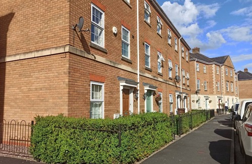 Dickens Heath House | 5 BED, PET FRIENDLY HOME - PERFECT FOR CRUFTS