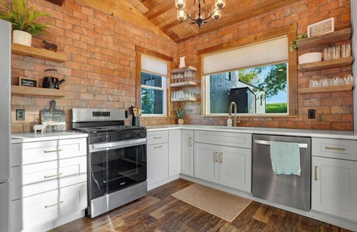 Conestoga House | 5 Bed Room with Hot tub, Fire pit & Pickle Ball Court